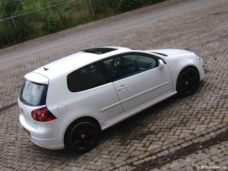 volkswagen_golf_gti_02.jpg